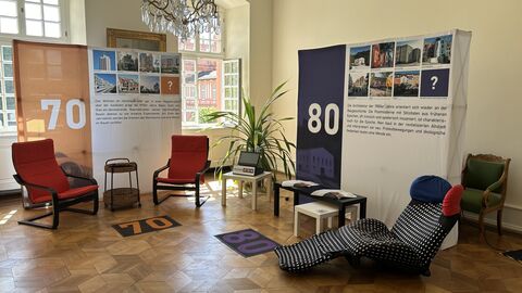 Zwei Leseinseln der Ausstellung im Biebricher Schloss