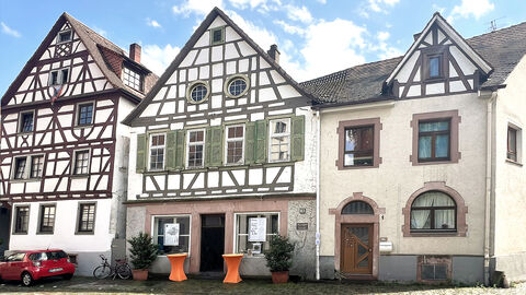 Die Alte Synagoge in Heppenheim in der Häuserreihe.