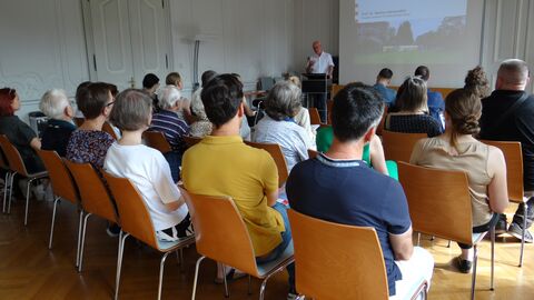 Prof. Dr. Markus Harzenetter begrüßt die Gäste und führt in die Ausstellung ein Der Präsident des Landesamtes Prof. Dr. Markus Harzenetter hinter dem Rednerpult bei der Begrüßung