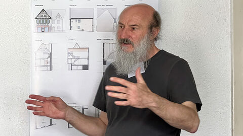 Der Bauforscher Frank Lorsch führt in die baulichen Untersuchungen ein.