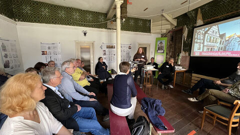 Die Teilnehmerinnen und Teilnehmer werden vor dem Rundgang in die denkmalpflegerischen Maßnahmen eingeführt