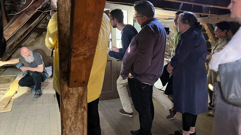 Frank Lorsch erklärt im Dachgeschoss den Gästen die baulichen Untersuchungen. 