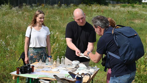 Iwona Juraszek M.A. und Joachim Juraszek M.A. erläutern die Fundergebnisse.