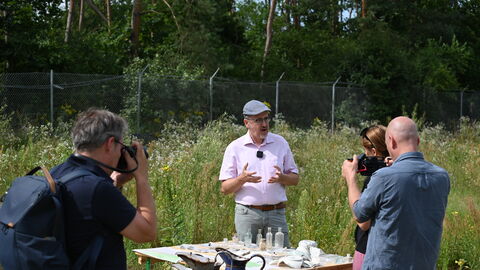Dr. des. Thomas Becker präsentiert ausgewählte Funde.