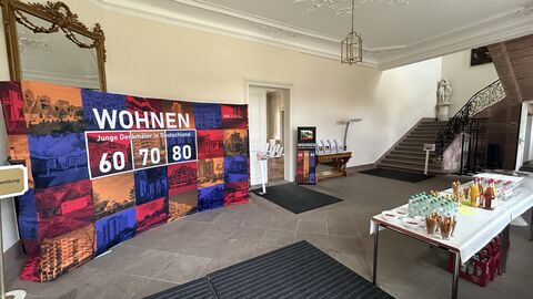 Foyer des Biebricher Schlosses mit Teilen der Ausstellung