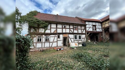 Fachwerkfassade, braunes Fachwerk mit weißen Gefachen