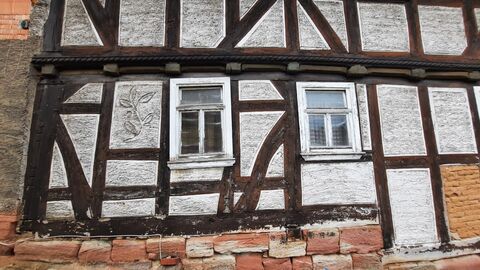 Fachwerkfassade, ein Gefach ist mit floralem Kratzputz verziert