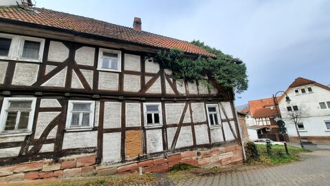 Fachwerkfassade auf Sockel aus rotem Sandstein
