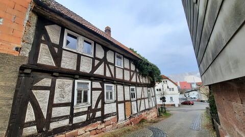 Fachwerkfassade auf Sockel aus rotem Sandstein
