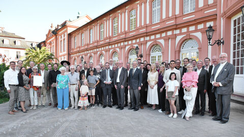 Die Preisträgerinnen und Preisträger des Hessischen Denkmalschutzpreises 2024 mit Staatsminister Timon Gremmels.