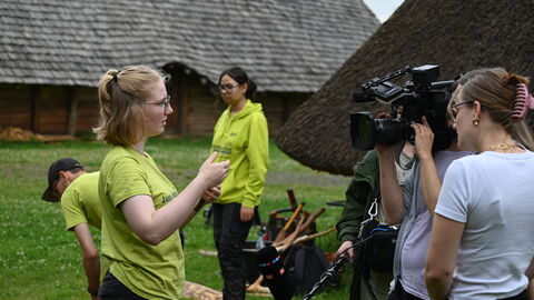 Welches Werkzeug für welche Aufgabe das richtige ist, erläuterten die Freiwilligen den anwesenden Journalisten. Freiwillige vor der Kamera.