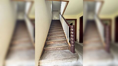 Schmale und gerade hochführende Holztreppe