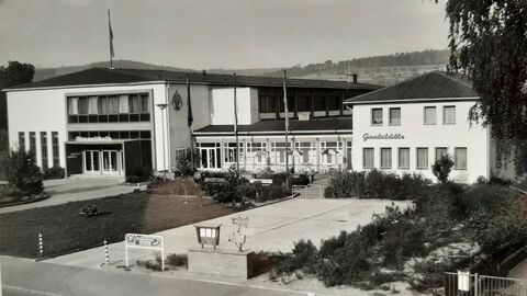 Historische schwarz-weiß Fotografie der Stadthalle