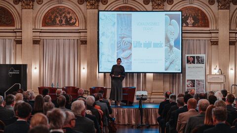 Foto von Marion Kuchenny während ihrer Moderation 