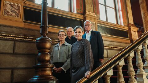 Dr. Verena Jakobi, Prof. Dr. Udo Recker, Marion Kuchenny und Prof. Dr. Markus Harzenetter auf der Treppe der Casino Gesellschaft