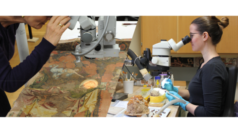 Die Restauratorinnen Gesine Dietrich (Bau- und Kunstdenkmalpflege, links) und Christine Henke (hessenARCHÄOLOGIE, rechts) bei der Arbeit. Die Restauratorinnen Gesine Dietrich (Bau- und Kunstdenkmalpflege, links) und Christine Henke (hessenARCHÄOLOGIE, rechts) bei der Arbeit.