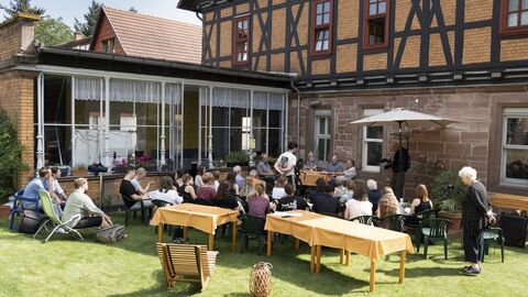 Im Rahmen des Workshops erzählten Zeitzeugen ihre Geschichte Im Rahmen des Workshops erzählten Zeitzeugen ihre Geschichte