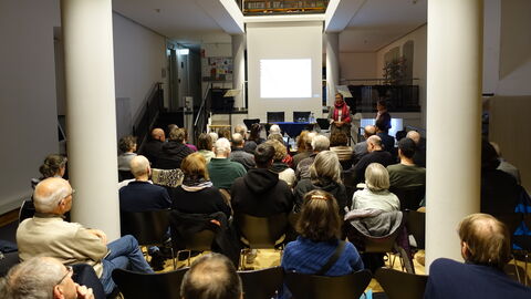 Gefüllter Saal im Bibliothekszentrum Klosterbau Friedberg.