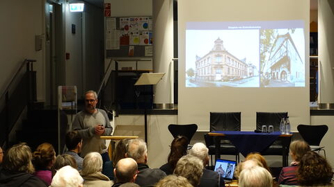 Bearbeiter Sebastian Gulden erläutert die historischen Werte der Friedberger Altstadt