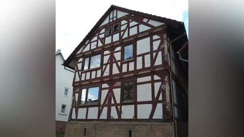 Die Vorderseite des Hauses weist besonders viele Verzierungen auf Giebelseite des Fachwerkhauses. Holzschnitzereien in den Eckpfeilern