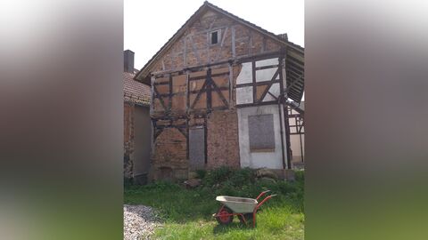 Die Rückseite des Hauses Von Putz weitestgehend freigelegte, giebelseitige Fassade. Die Gefache sind gröstenteils ausgemauert.