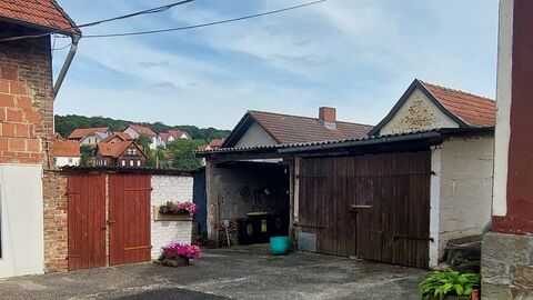 Einfach gemauerte Schuppen, einer davon mit Holztür