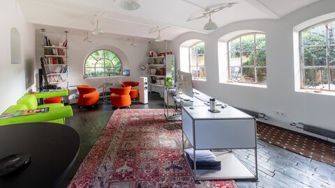 Heller, weiß gestrichener Raum mit preußischer Kappendecke