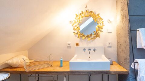 Auf eine Holzplatte montiertes Waschbecken