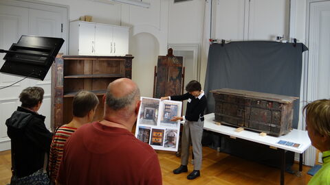 Restauratorin Christiane Weber stellte einen Prachtschrank des frühen 15. Jahrhunderts vor. Christiane Weber und ein Prachtschrank des frühen 15. Jahrhunderts