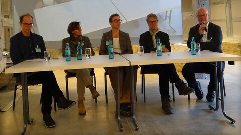 von links nach rechts sitzen: Uli Thümmler (Propstei Johannesberg), Annette Liebeskind (Deutsche Stiftung Denkmalschutz), Dr. Verena Jakobi (Landesamt für Denkmalpflege Hessen), Jens Scheller (Freilichtmuseum Hessenpark) und Prof. Dr. Markus Harzenetter (Landesamt für Denkmalpflege Hessen) 