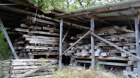 Eingelagerte Gebäude im Freilichtmuseum Hessenpark Lager mit vielen Holzbaklen