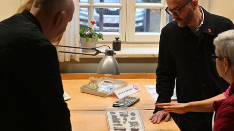 Die Besuchenden konnten sich viele der Funde aus nächster Nähe betrachten. Besucher