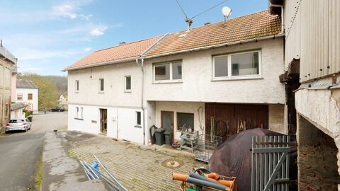 Haus und Scheue von der Burgstraße aus fotografiert Traufseitige Aufnahme des langgezogenen Hauses mit Scheune. Verputztes und Haus mit rötlicher Dacheindeckung