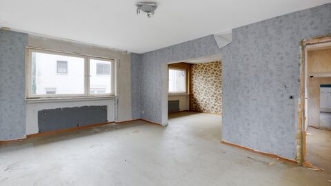 Innenraum mit nachträglich vergrößerten Fenster- und Türöffnungen Großer Raum, ein weiterer Raum wird durch eine große Wandöffnung erschlossen.