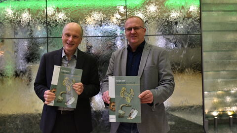 Der hessische Landesarchäologe Prof. Dr. Udo Recker präsentierte gemeinsam mit dem Bad Wildungener Bürgermeister Ralf Gutheil das neue Jahrbuch. Der hessische Landesarchäologe Prof. Dr. Udo Recker präsentiert gemeinsam mit dem Bad Wildungener Bürgermeister Ralf Gutheil das neue Jahrbuch.