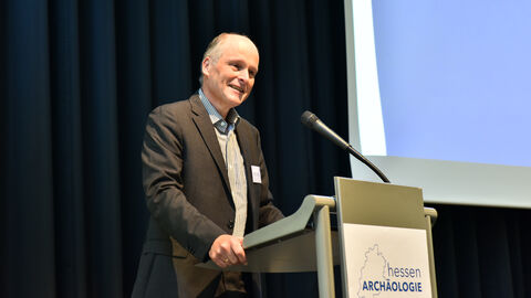 In seiner Eröffnung blickte der hessische Landesarchäologe Prof. Dr. Udo Recker zurück auf das Jahr 2023 aus Sicht der Bodendenkmalpflege. Hessens Landesarchäologe Prof. Dr. Udo Recker