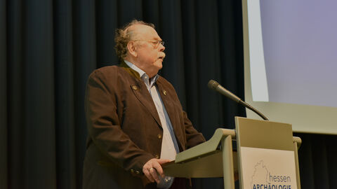 Dr. Karl-F. Rittershofer begrüßte als Vorsitzender der Archäologischen Gesellschaft in Hessen die Gäste und lud sie ein, sich für die hessische Bodendenkmalpflege zu engagieren. Dr. Karl-F. Rittershofer begrüßte als Vorsitzender der Archäologischen Gesellschaft in Hessen die Gäste