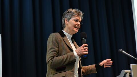 Die Moderation des hessenARCHÄOLOGIE-Tages übernahmen in gewohnter Weise die stellvertretende Abteilungsleiterin der hessenARCHÄOLOGIE, Dr. Sabine Schade-Lindig... Dr. Sabine Schade-Lindig