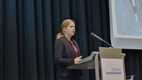 Die Archäologin Anna-Marie Dürr, inzwischen im Landesamt für Denkmalpflege im RP Stuttgart, berichtete über die Ausgrabungen bei Heskem und präsentierte Michelsberger Palisaden und Merowinger Kriegergräber. Anna-Marie Dürr