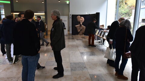 Die Pausen wurden genutzt um im Foyer der Wandelhalle den Bücherstand zu entdecken und gemeinsam ins Gespräch zu kommen. Blick in das Foyer der Wandelhalle