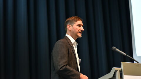 Bezirksarchäologe Peter Steffens M.A. ging in seinem Vortrag dem Rätsel der Seligenstädter Feuergruben nach. Bezirksarchäologe Peter Steffens M.A.