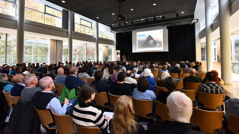 Blick auf die Besucherinnen und Besucher des hessenARCHÄOLOGIE-Tages. Blick auf die Besucherinnen und Besucher des hessenARCHÄOLOGIE-Tages.