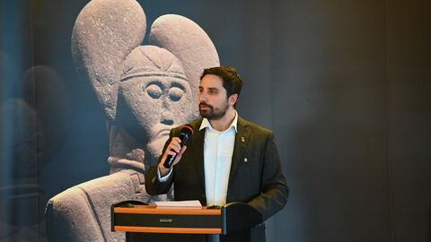 Marcus Coesfeld M.Ed. würdigte die beiden ersten Ehrenamtlichen in der Bodendenkmalpflege. Marcus Coesfeld