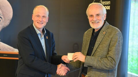 Die Übergabe des Ehrenamtsausweises an Walter Gasche. Udo Recker und Walter Gasche