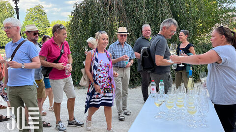 Daniela Fleschner reicht den Gästen den ersten Wein der Probe. 