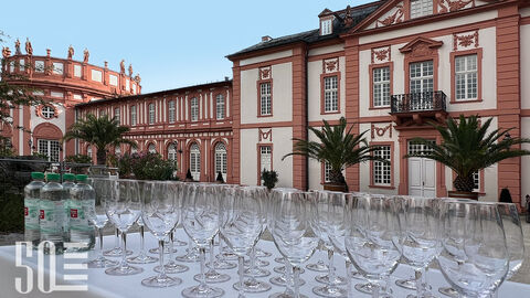 Weingläser stehen vor dem Biebircher Schloss.