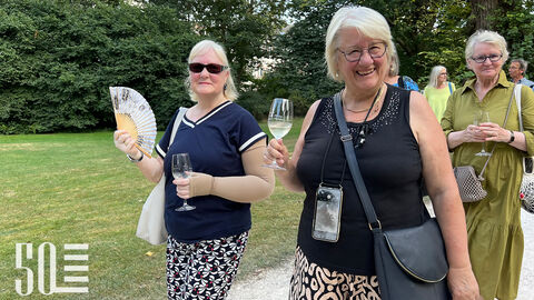 Gäse der Weinprobe mit Weingläsern während der Führung durch den Park.