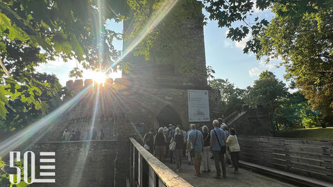 Die Weinprobe ermöglichte einen Zugang zur Mosburg, die im Hintergrund zu sehen ist.