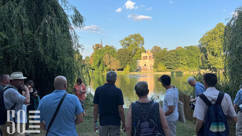 Wenzel Bratner zeigt den Gästen eine besonders schöne Aussicht über den Weiher auf die Mosburg.