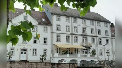 Für Bad Karlshafen typische weiß verputzte Fassaden mit grauen Betonungen der Tür- und Fensterrahmungen 